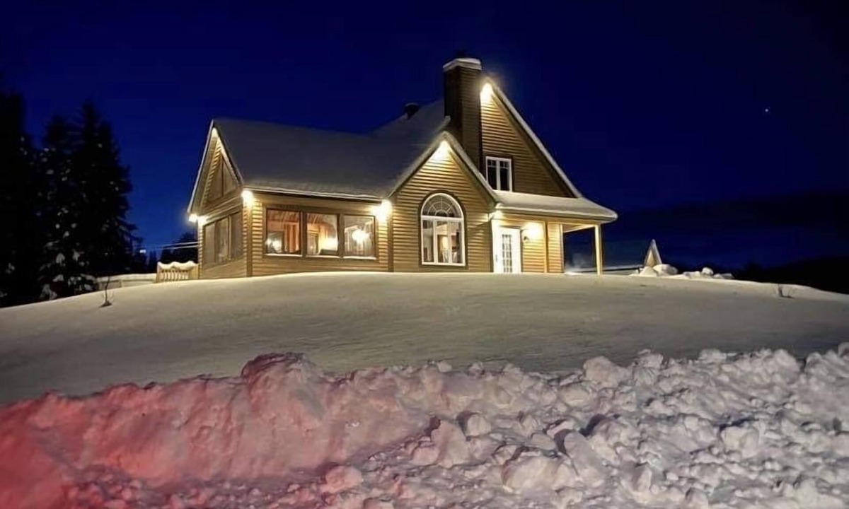 Saint Come Cottage | Les Montagnards, heated pool, game room, firepit/veranda,easy access to ski