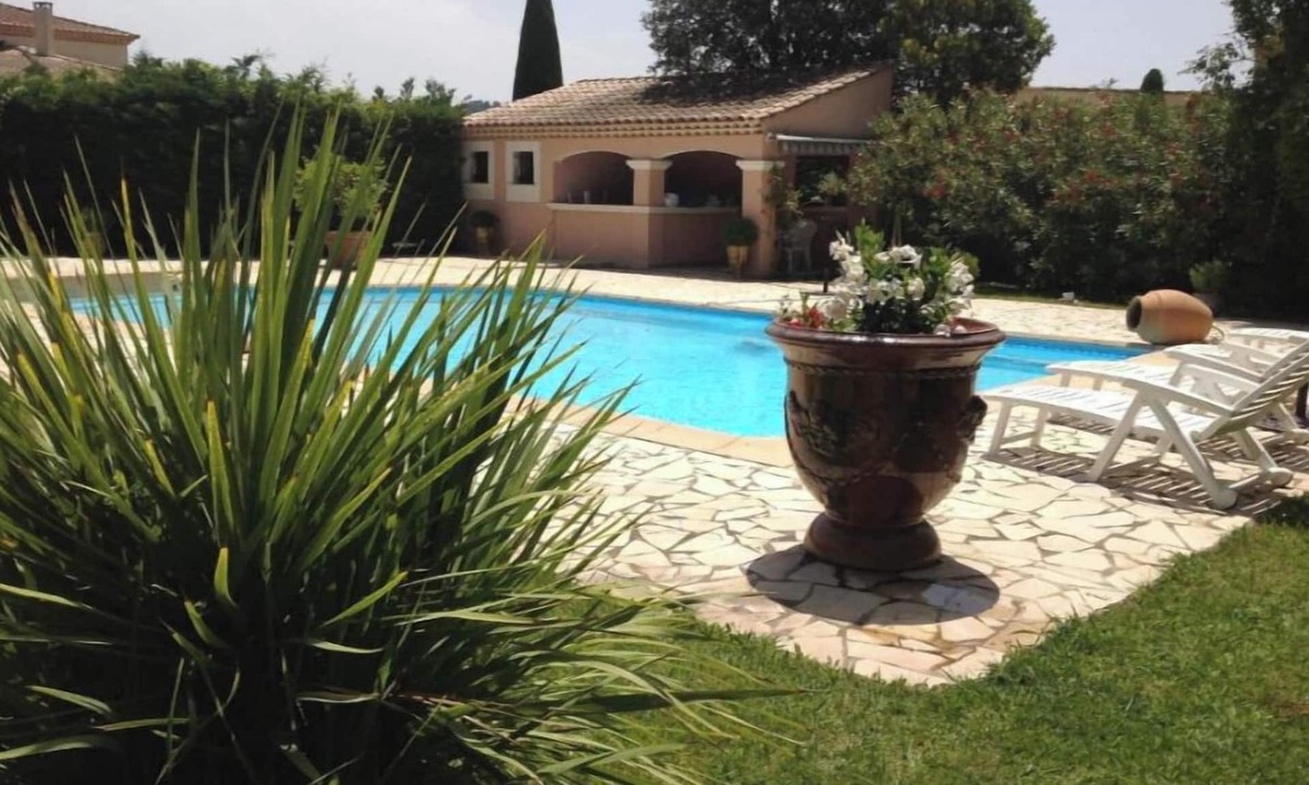 Saint-Etienne-du-Gres Villa | Les Muscades