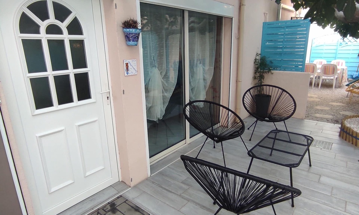 Bas-Vernet Bed & Breakfast | Les Orchidées Guest Rooms – Wi-Fi and Air Conditioning Included