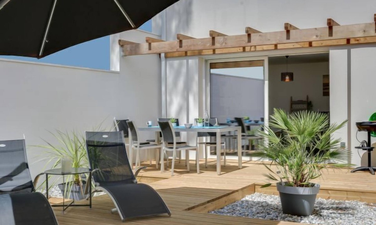 Mimizan-Plage Apartment | Les Patios de Flore by Interhome