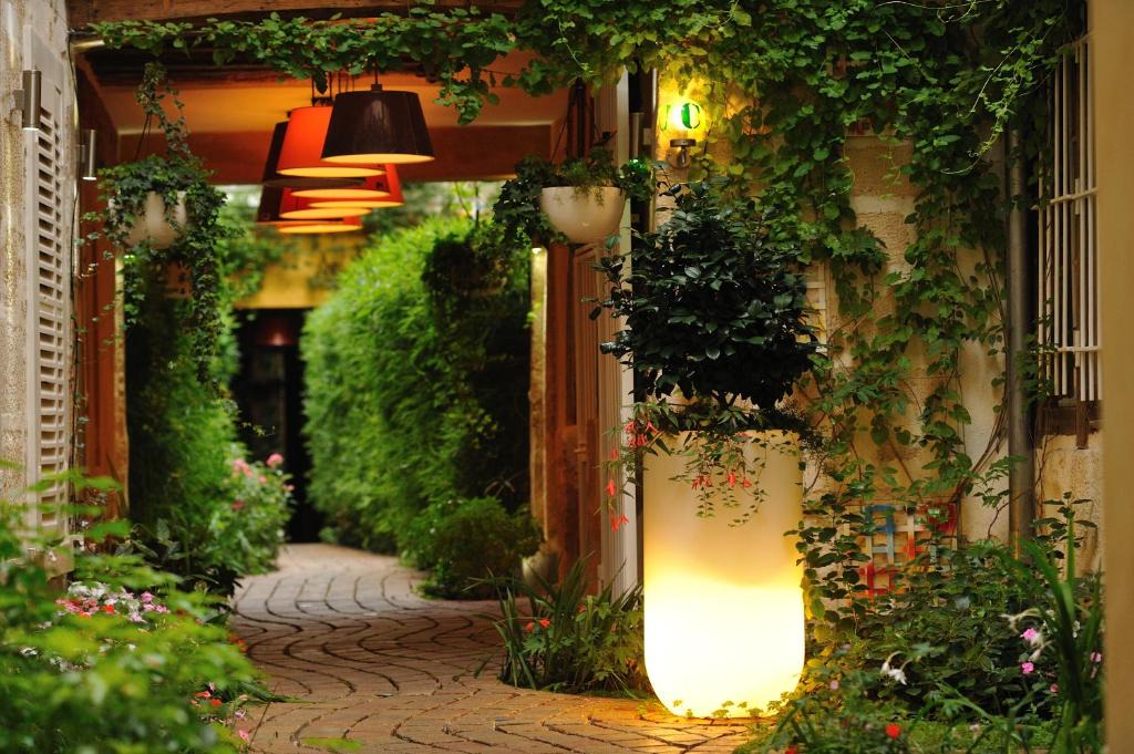 Arts-et-Metiers Apartment | Les Patios du Marais 1