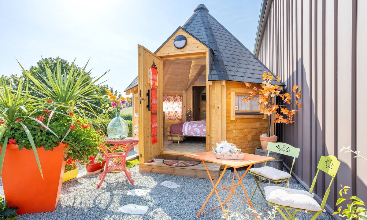 Saint-Michel-Mont-Mercure Bed & Breakfast | Les Philous Gourmands - Guest Room Chalet 'Chine' with Private Terrace