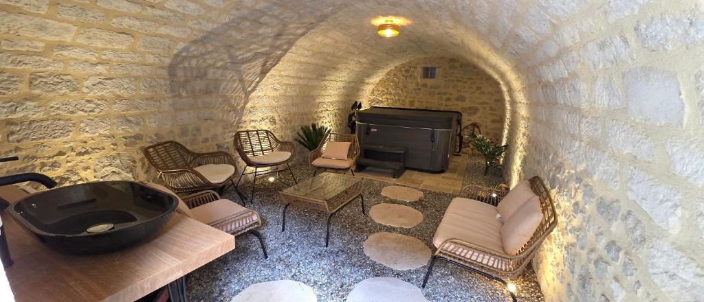 Fontenay-pres-Chablis House | Les Preuses, un Grand Cru de Chablis avec jacuzzi