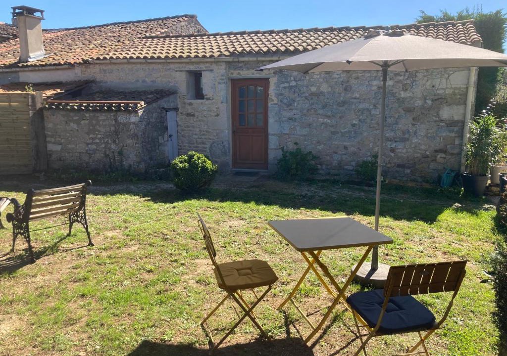 Corme-Royal House | LES ROCHES gîte