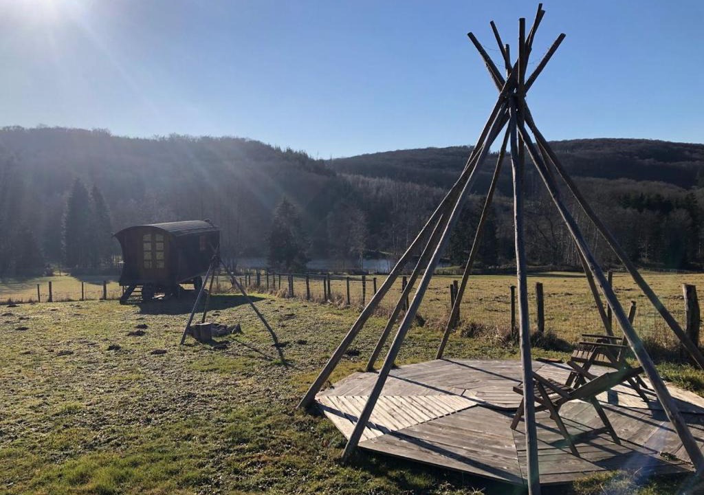 Moux-en-Morvan Other | Les roulottes de cirque Les Settons