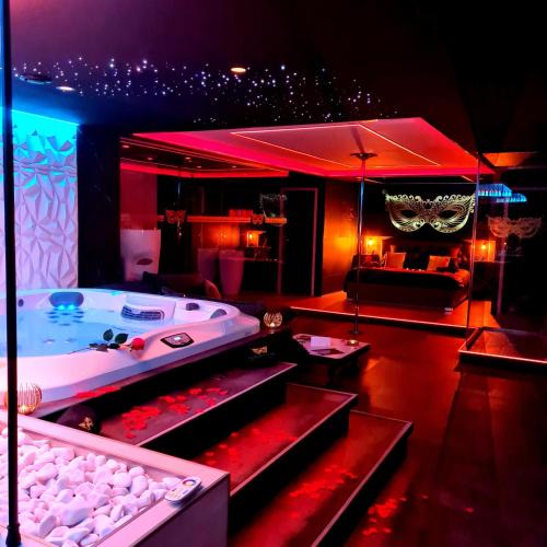 Rivesaltes Apartment | LES SECRETS ROOMS, LOVE ROOM DE LUXE AVEC JACUZZI