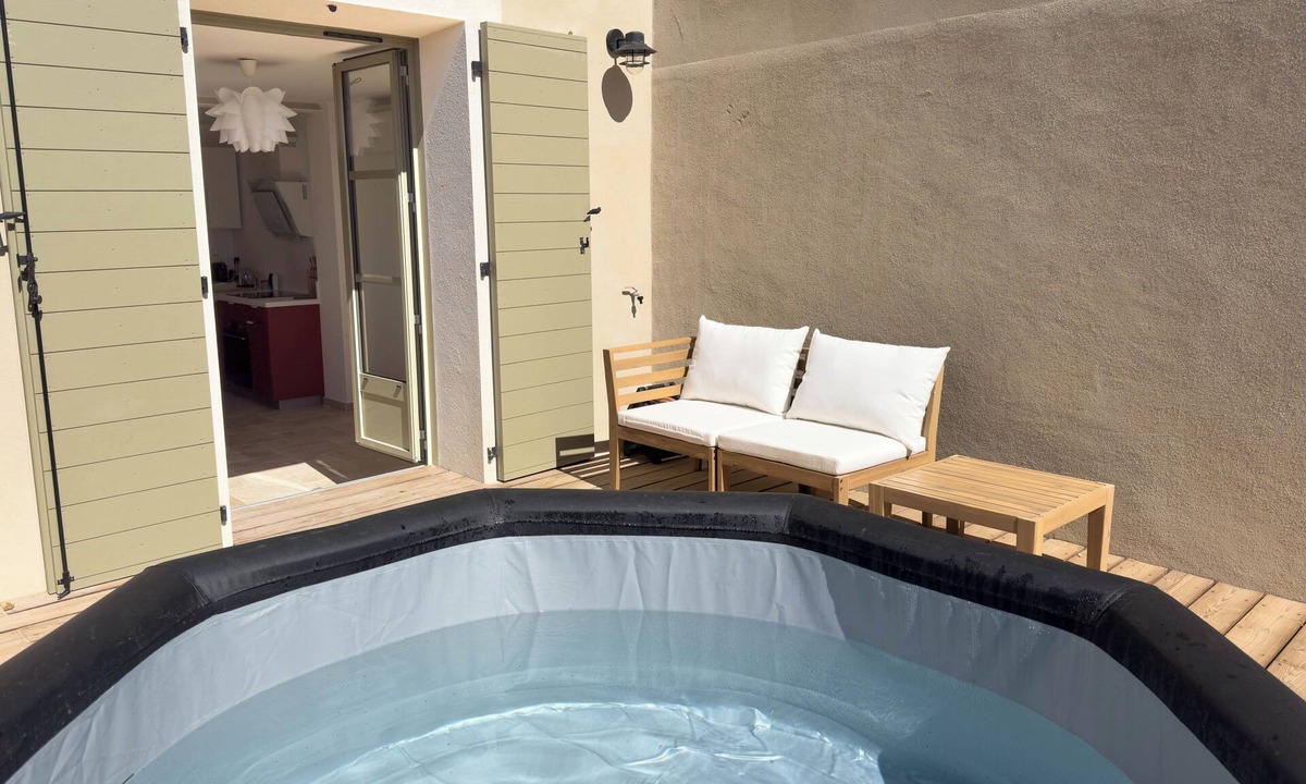 Aigues-Mortes Medieval City Apartment | Les Suites du 13