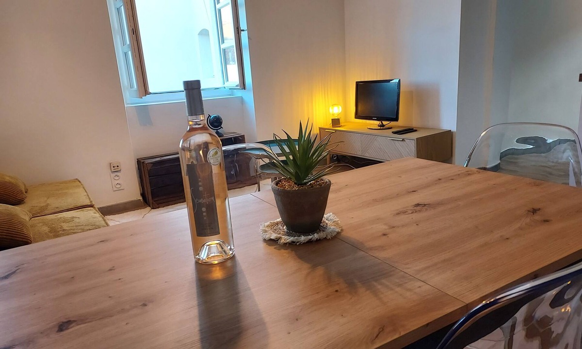 Avignon City Centre Apartment | Les Teinturiers - Intramuros flat 721 squarefoot