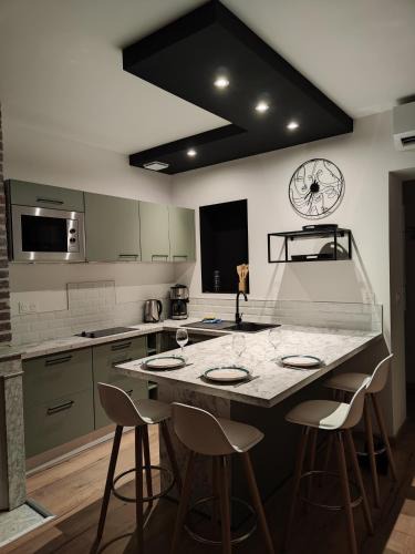 Chauny Apartment | Les toits de la République