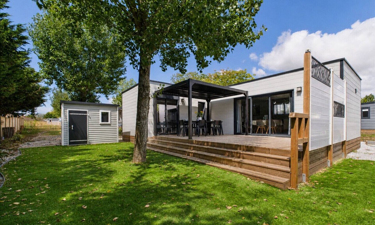 Saint-Gilles-Croix-de-Vie Ski Chalet | Les Voiles Blanches, chalet with pool for 8