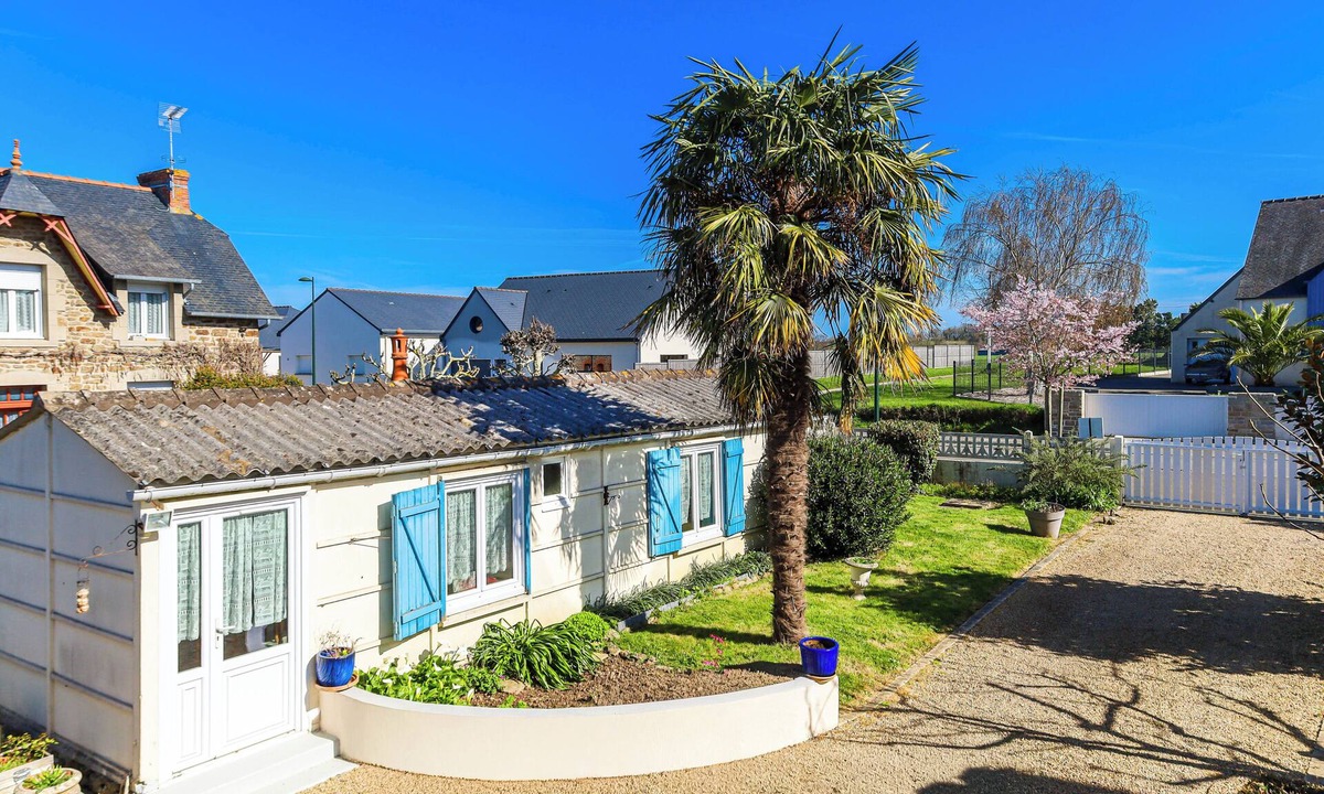 Beaussais-sur-Mer Apartment | Les Volets Bleus" cottage