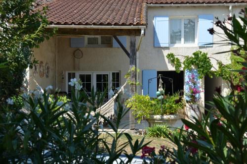 Brie-sous-Mortagne House | Les volets bleus