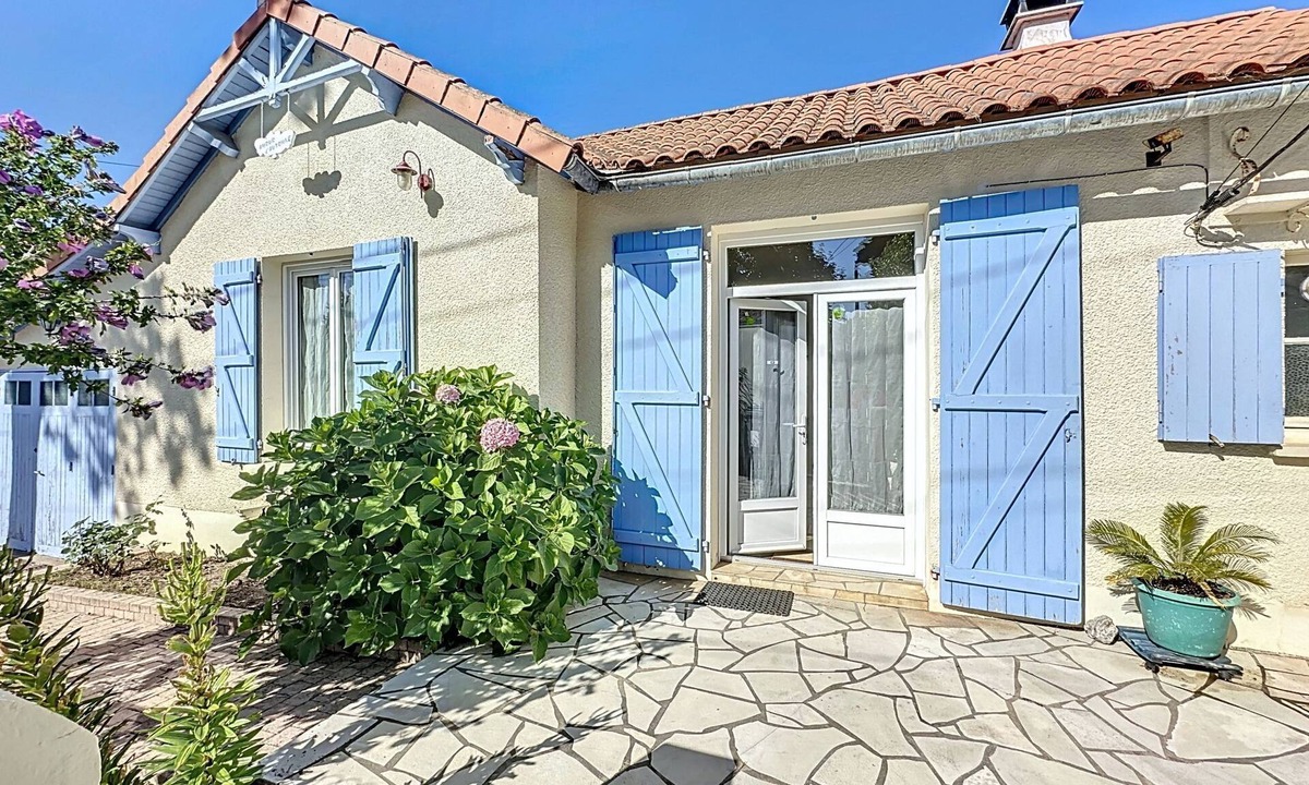 Tharon-Plage House | Les Volets Bleus by Interhome