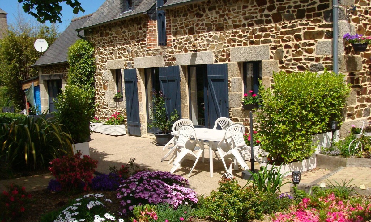 Lantic House | "Les Volets Bleus"