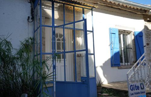 Premian House | Les volets bleus