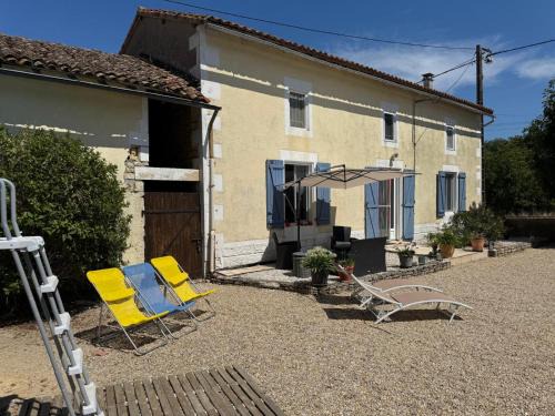 Saint-Macoux House | Les Volets Bleus
