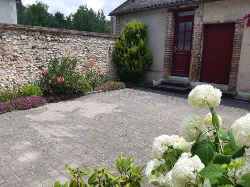 Neuvy-sur-Barangeon House | Les Volets rouges