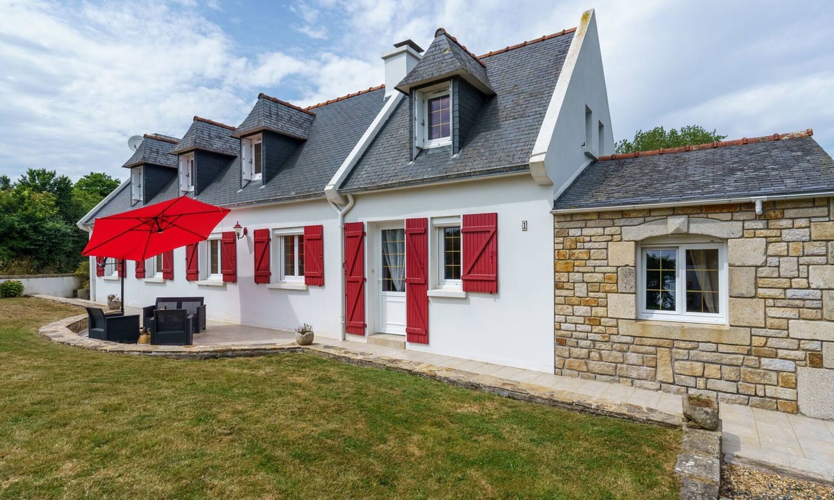 Peumerit House | Les Volets Rouges by Interhome