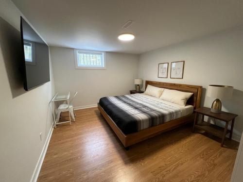 Barrie House | Letitia Heights !B Spacious and Quiet Private Bedroom with Shared Bathroom