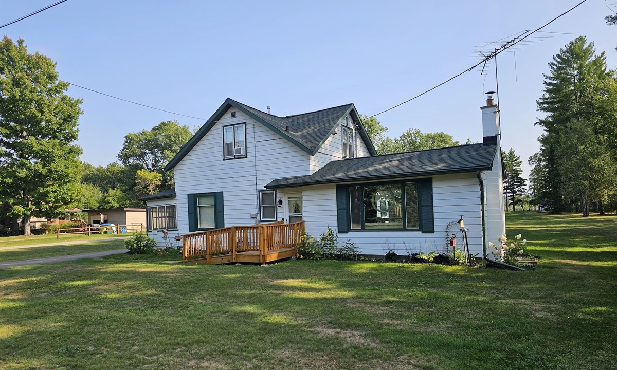 Tomahawk Cottage | Level Frontage Pet Friendly Home with Fireplace