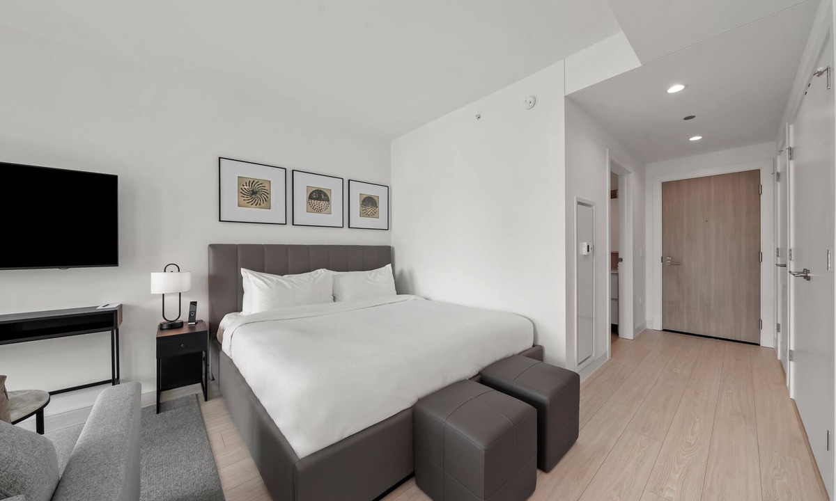 Downtown Chicago Hotel | Level Fulton Market - Open Concept studio with full kitchen and luxury bathroom