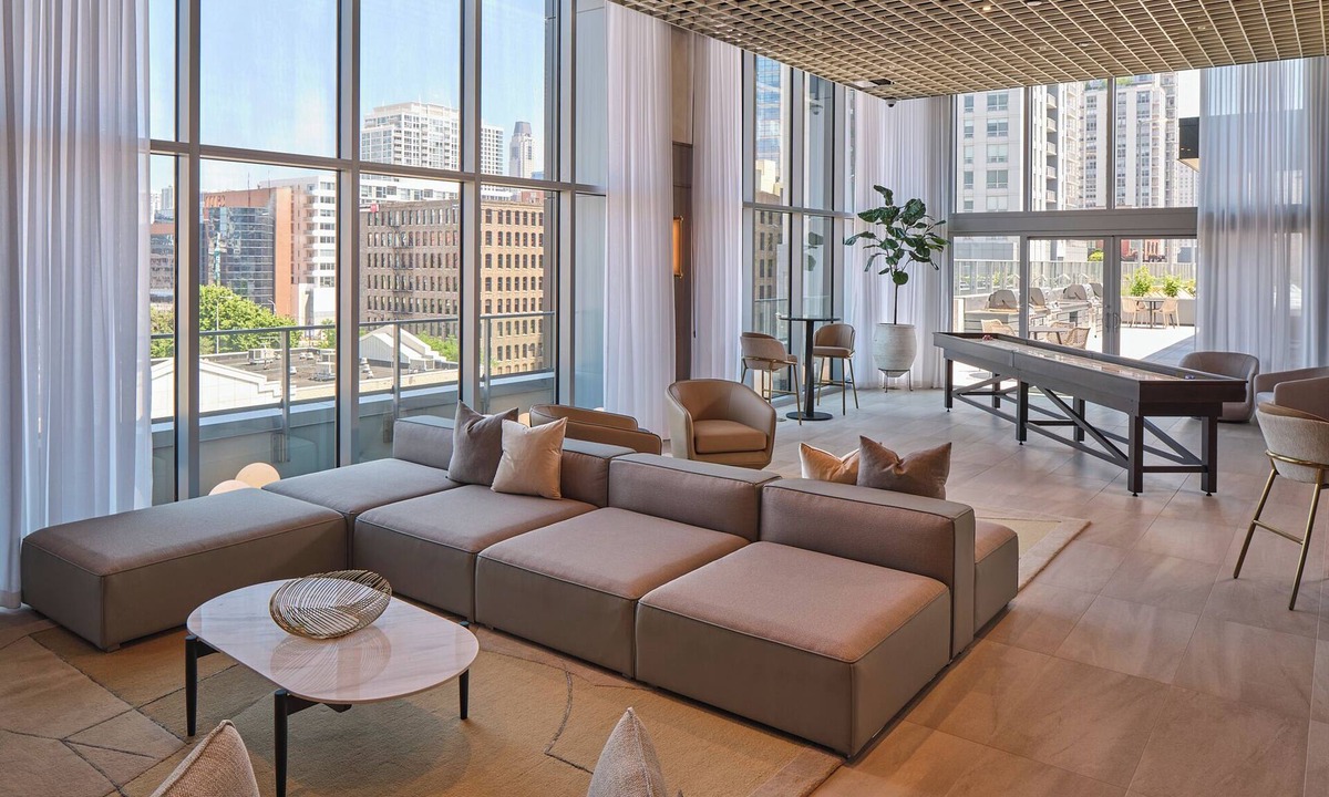 Downtown Chicago Hotel | Level River North - Spacious Executive Suite