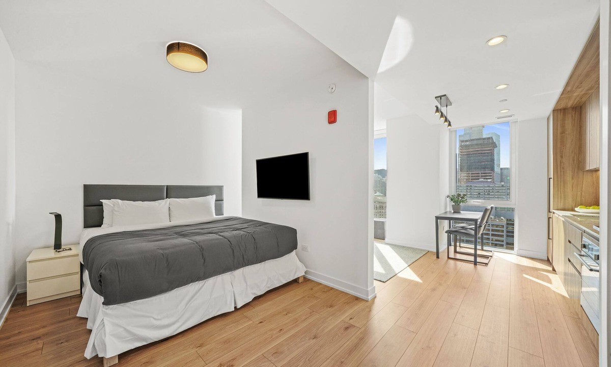 Downtown Chicago Hotel | Level studio suite with full kitchen and luxury bath