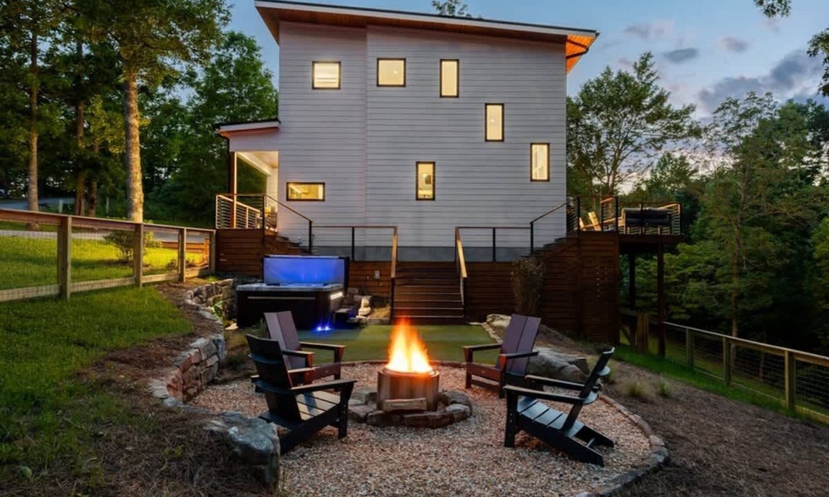 Young Harris Cabin | Level Up | Hot Tub + Fireplace + Fire Pit + Dogs