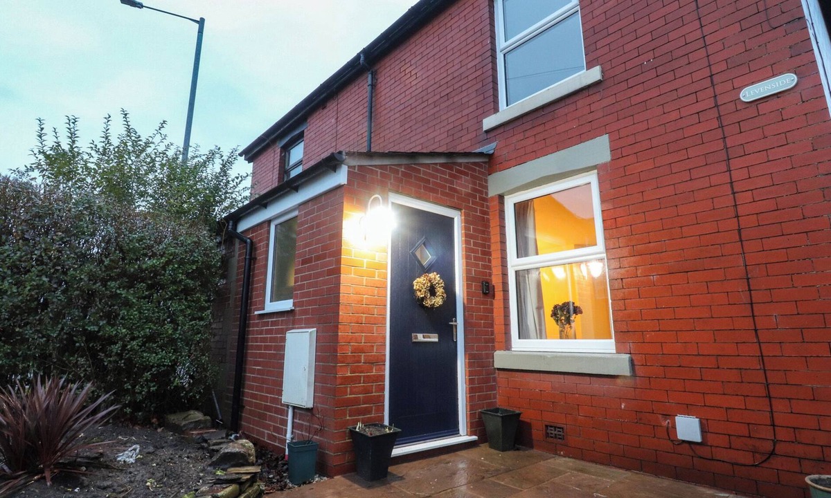 Garstang Cottage | LEVENSIDE, pet friendly, with open fire in Garstang