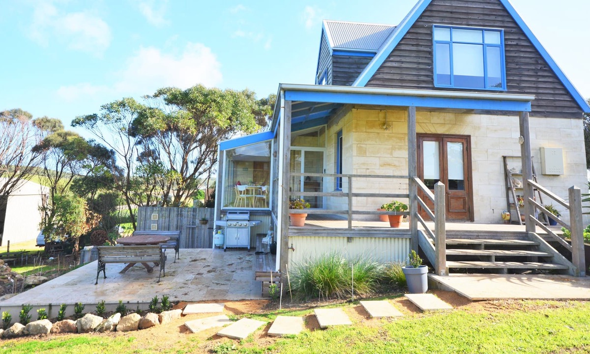 Warrnambool Cottage | Levys Beach Stone Cottage