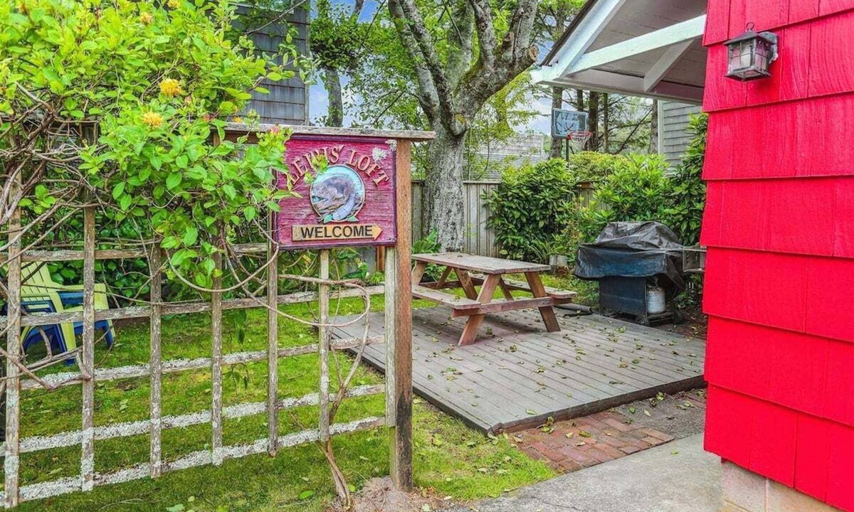 Downtown Cannon Beach House | Lewis Loft - Near Downtown & the Ocean!