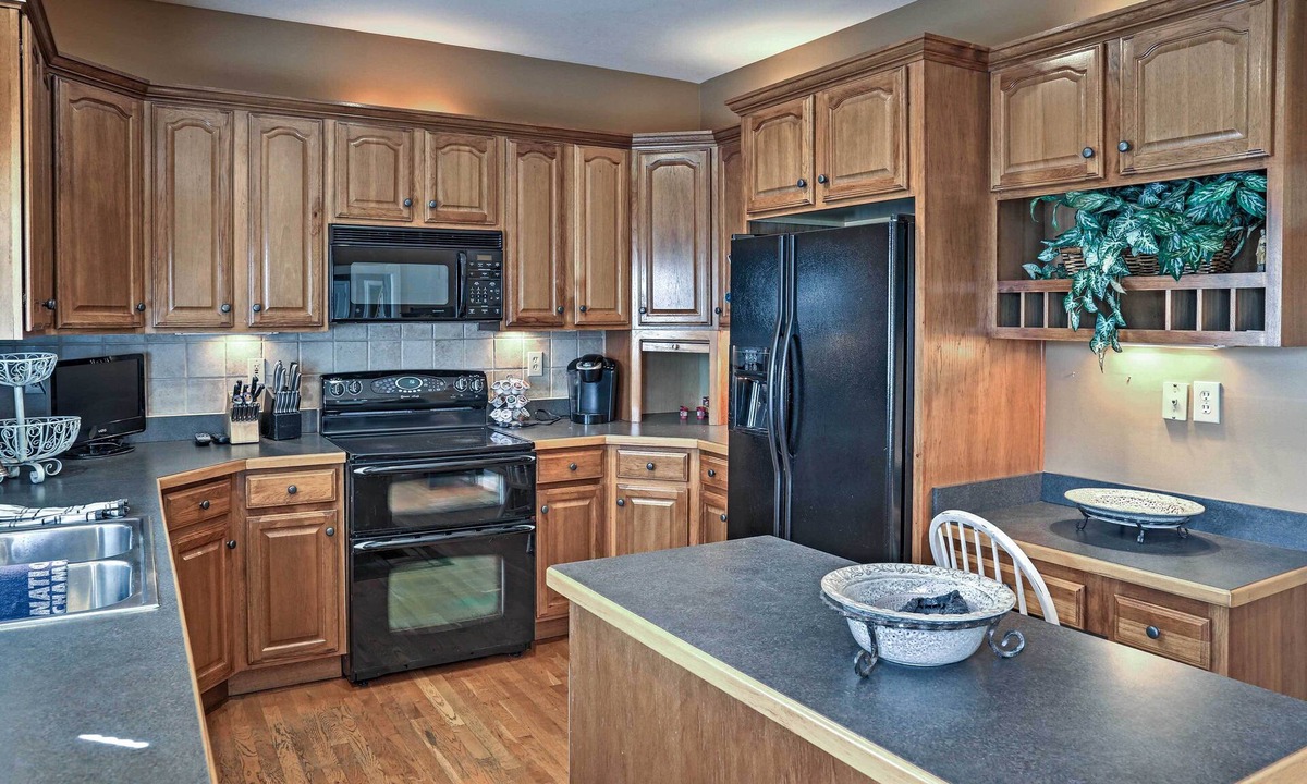 Beaumont Residential House | Lexington House w/Spacious Deck & Fireplace!