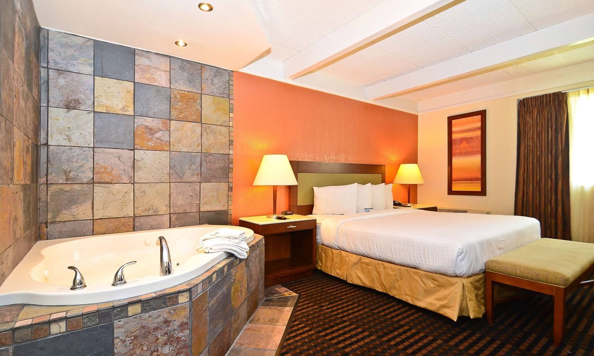 Elgin Hotel | Lexington Inn & Suites NW Chicago Elgin