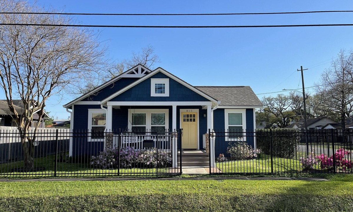 Greater Heights House | Li’l Blue Bungalow 2bd-2bath Sunset Heights