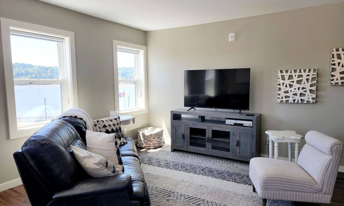 Poulsbo Apartment | Liberty Bay Loft, Water views!