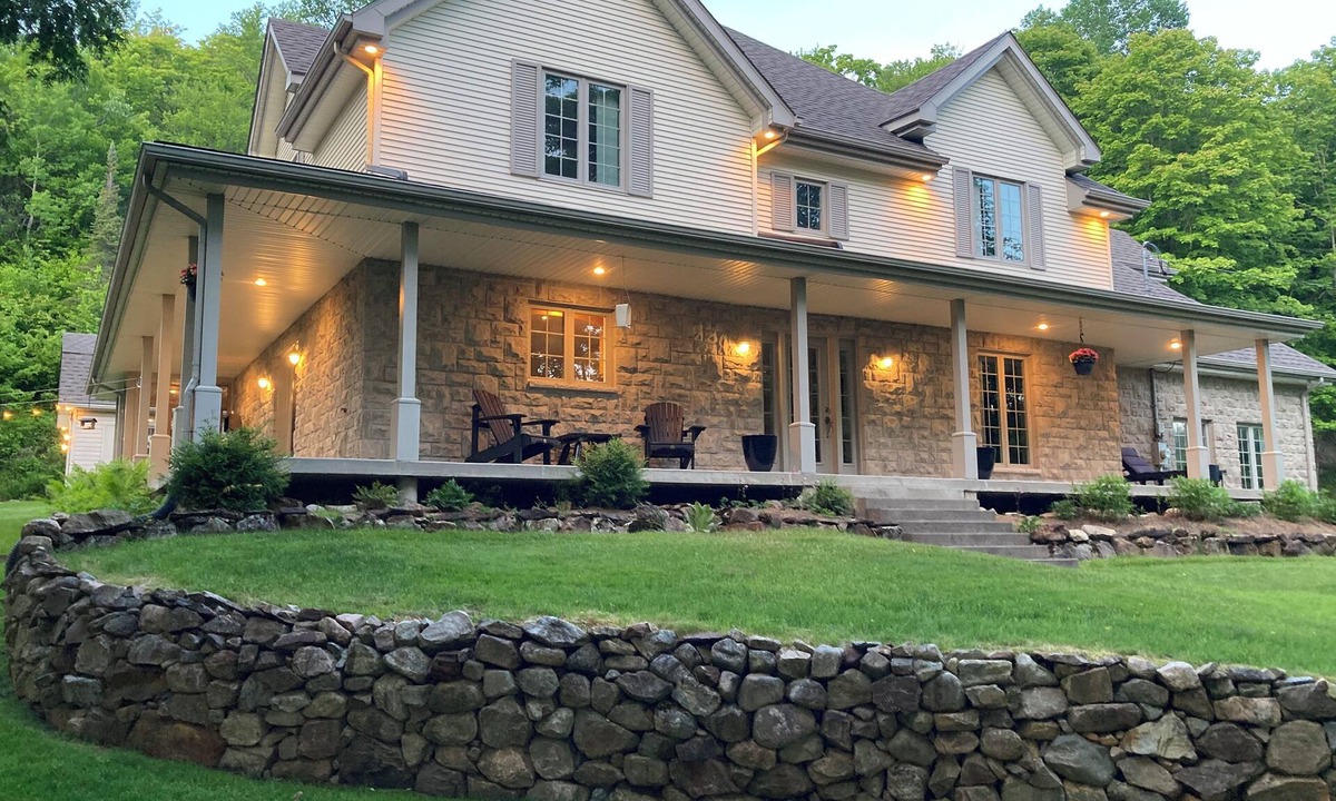 Lac-des-Seize-Iles Ski Chalet | Life-size