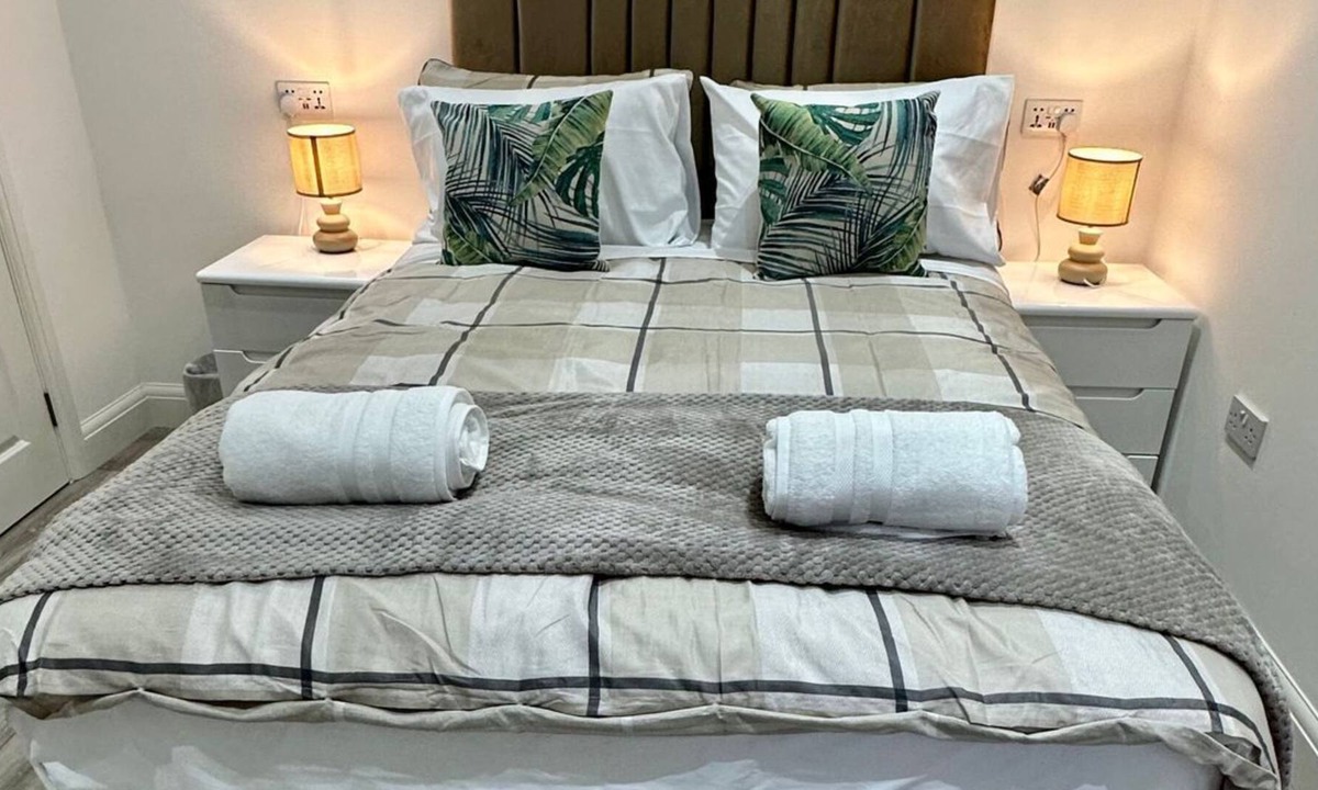 Brent Apartment | Light & Airy Double Bedroom in London