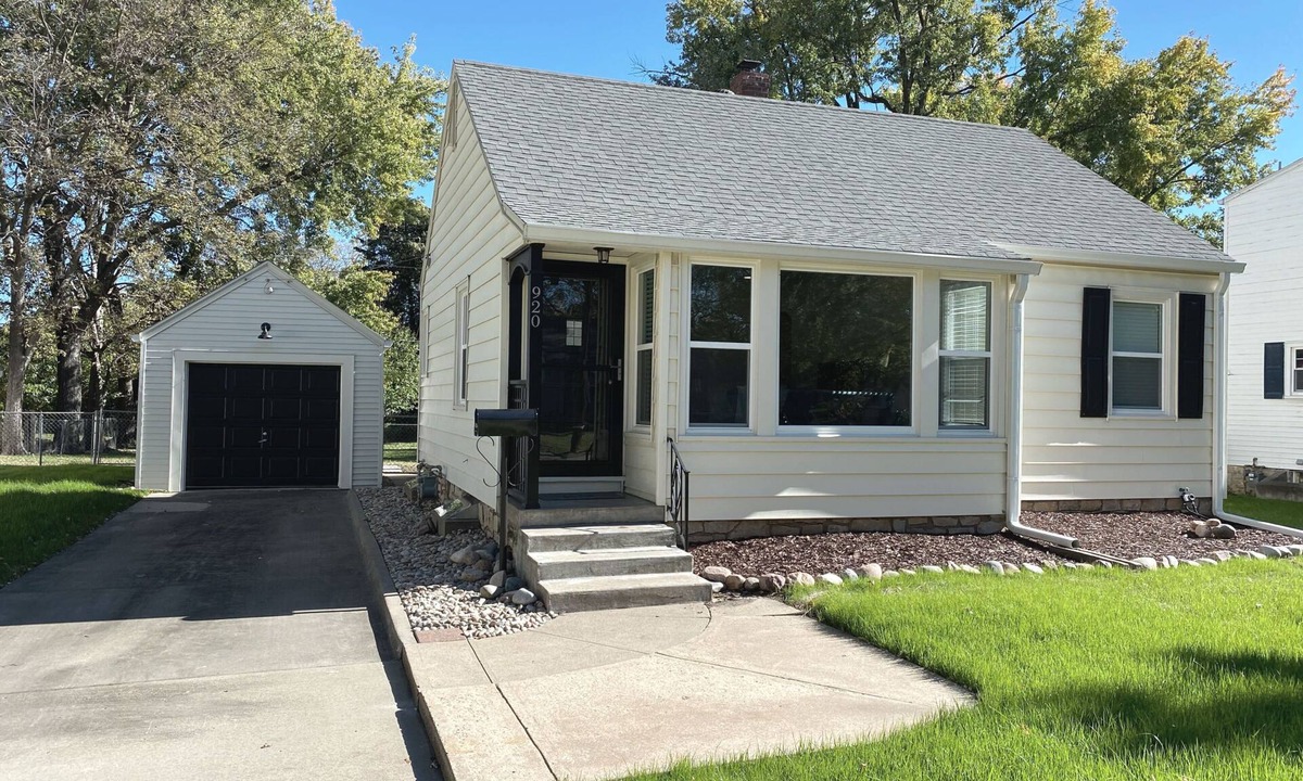 Topeka House | Light and bright 2 bedroom centrally located home
