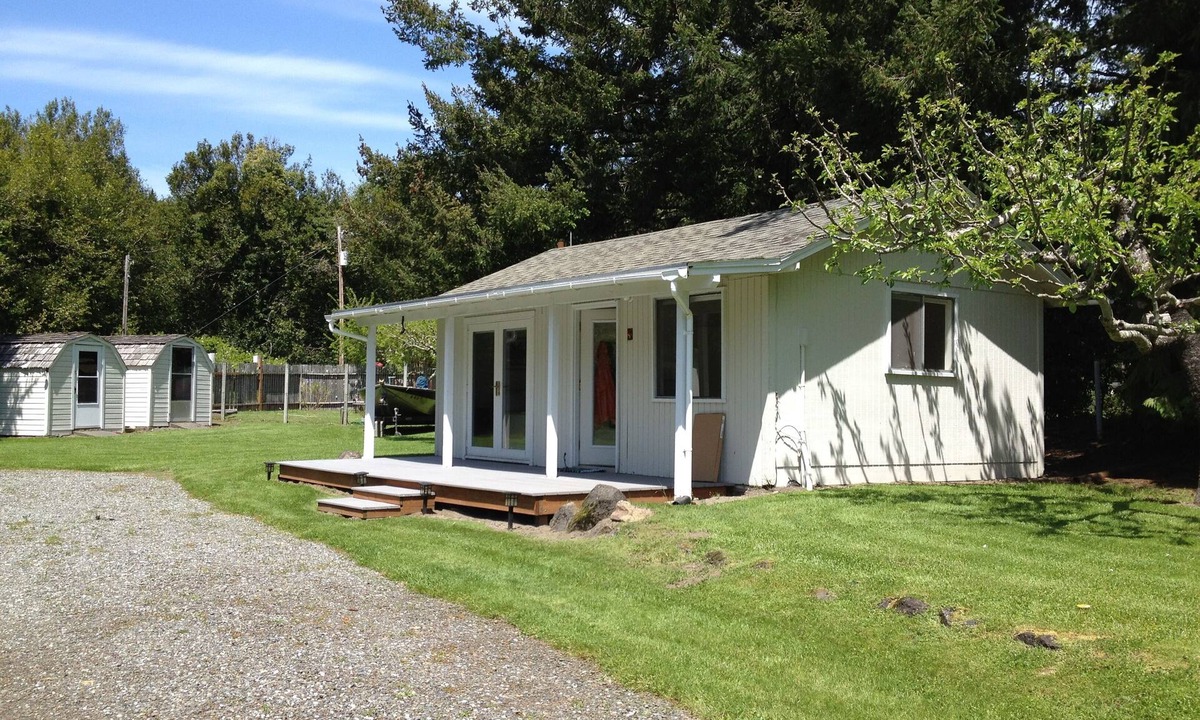 Gold Beach Cottage | Light, Bright and Cozy with River Views and Access