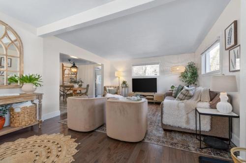 North Spokane House | Light Bright Stylish PRIVATE Home - Whitworth