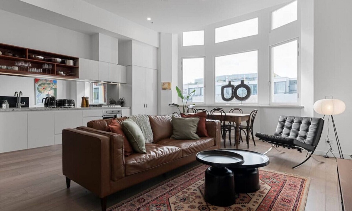 Collingwood Apartment | Light-filled Artistic Getaway - Smith St