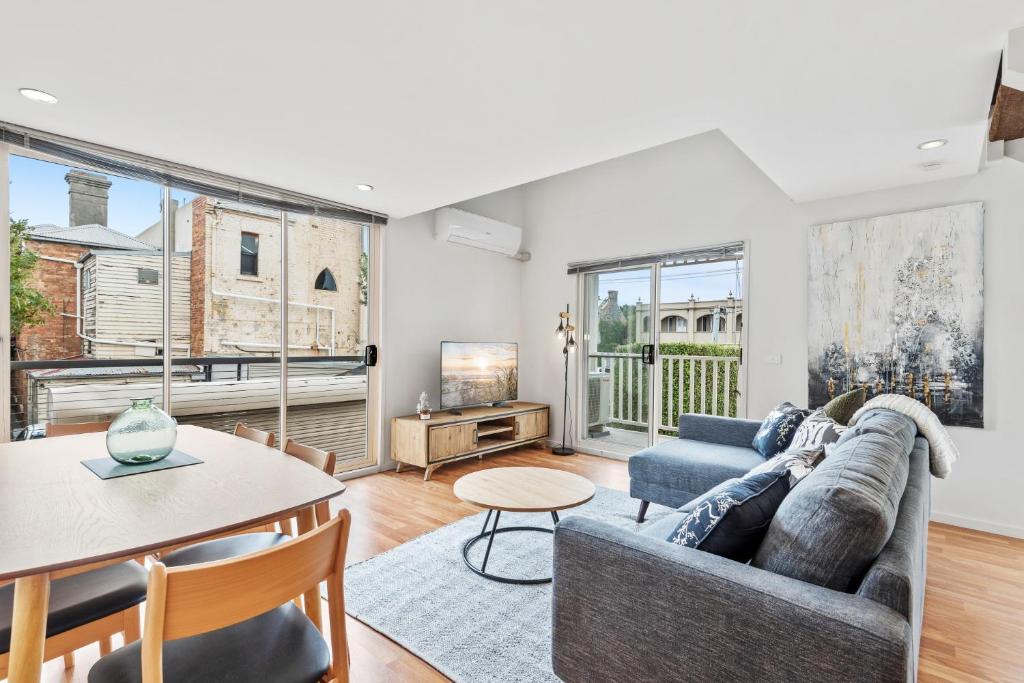 Williamstown Apartment | Light-filled coastal living - walk everywhere