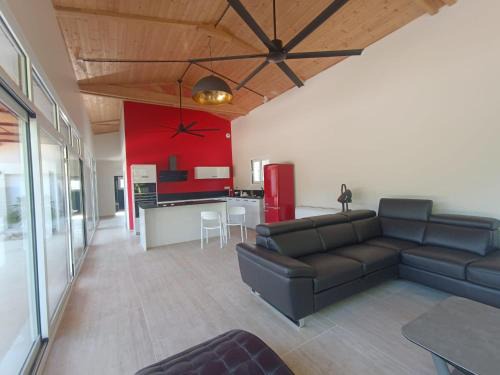 Mejannes-le-Clap House | Light filled contemporary villa with pool