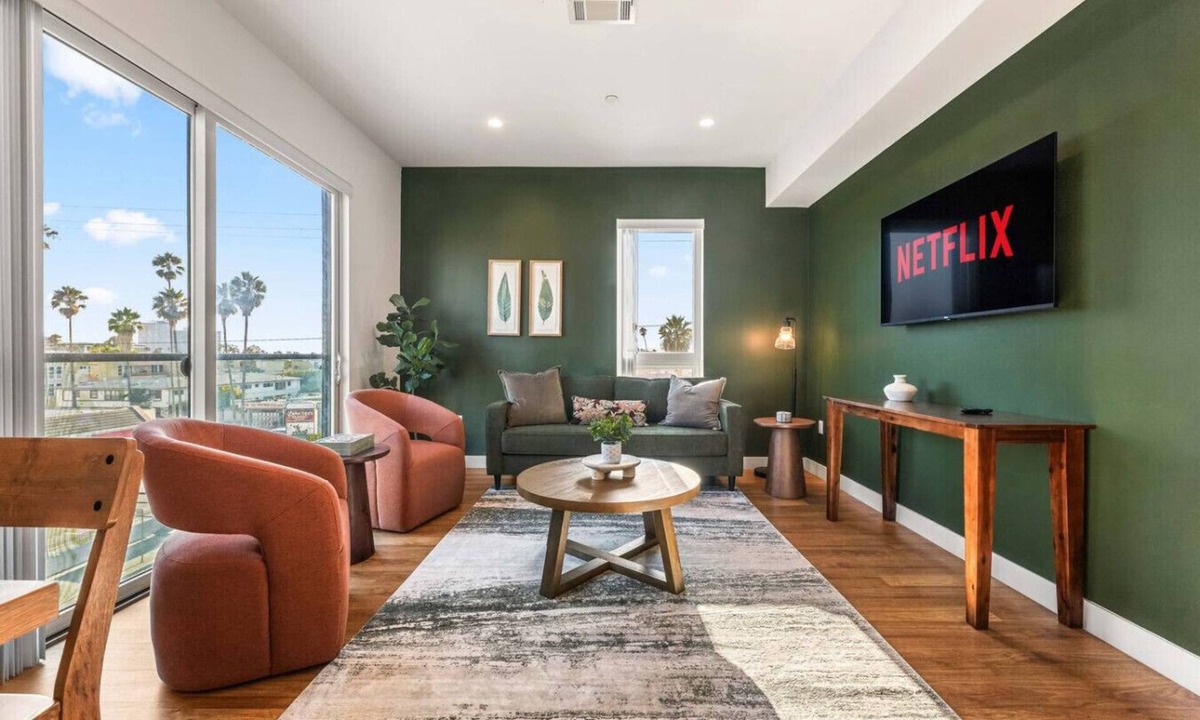 Wilshire Center Apartment | Light-Filled Home in K-Town | Parking, Gym & Views