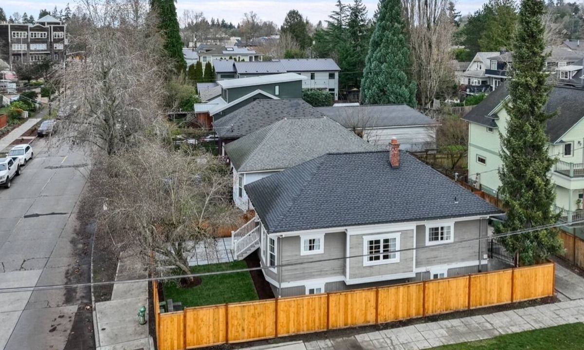 Harrison/Denny-Blaine House | Light-filled Seattle home featuring modern comforts and a tranquil fountain