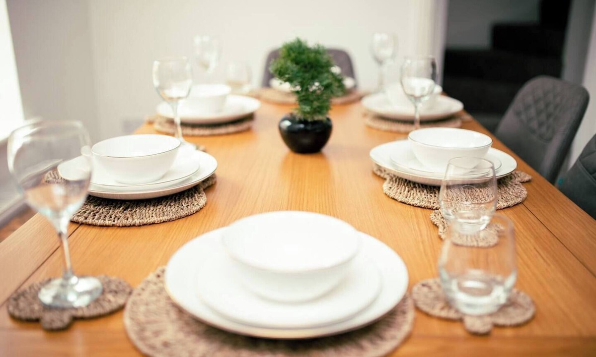 Swindon Apartment | Light House (Sleeps 10)