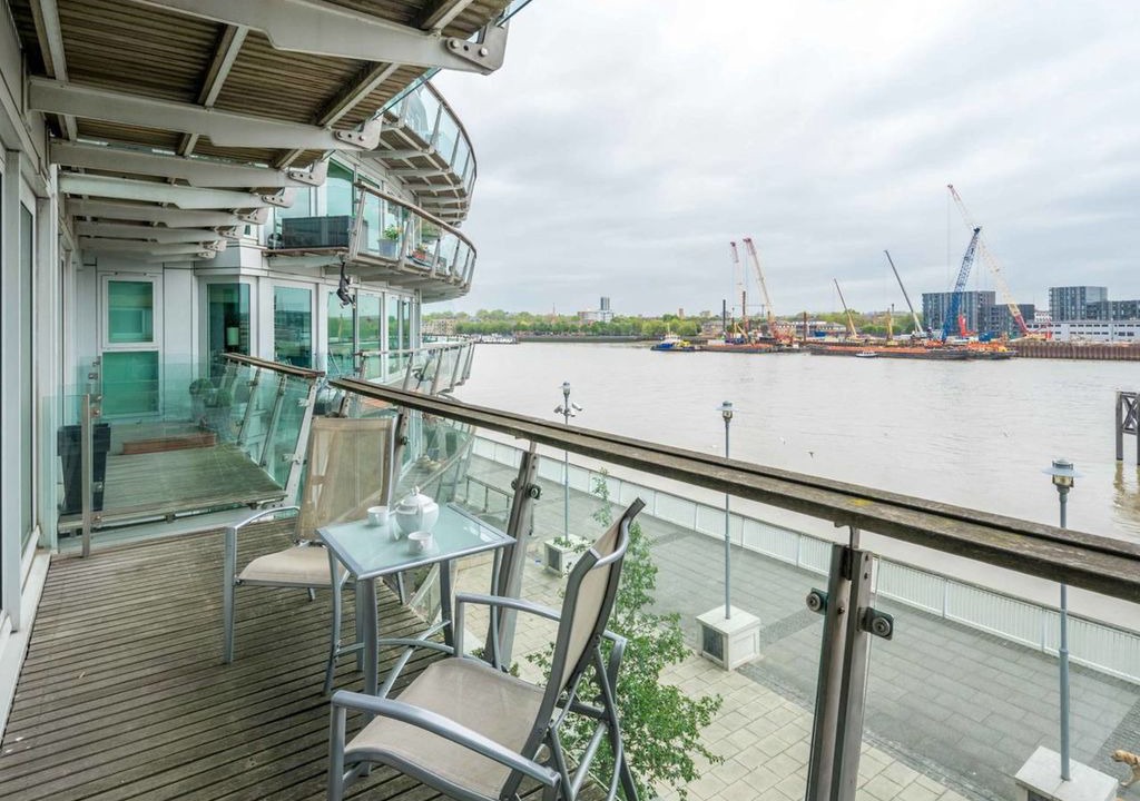 Wapping Apartment | Light modern flat with balcony over River Thames!