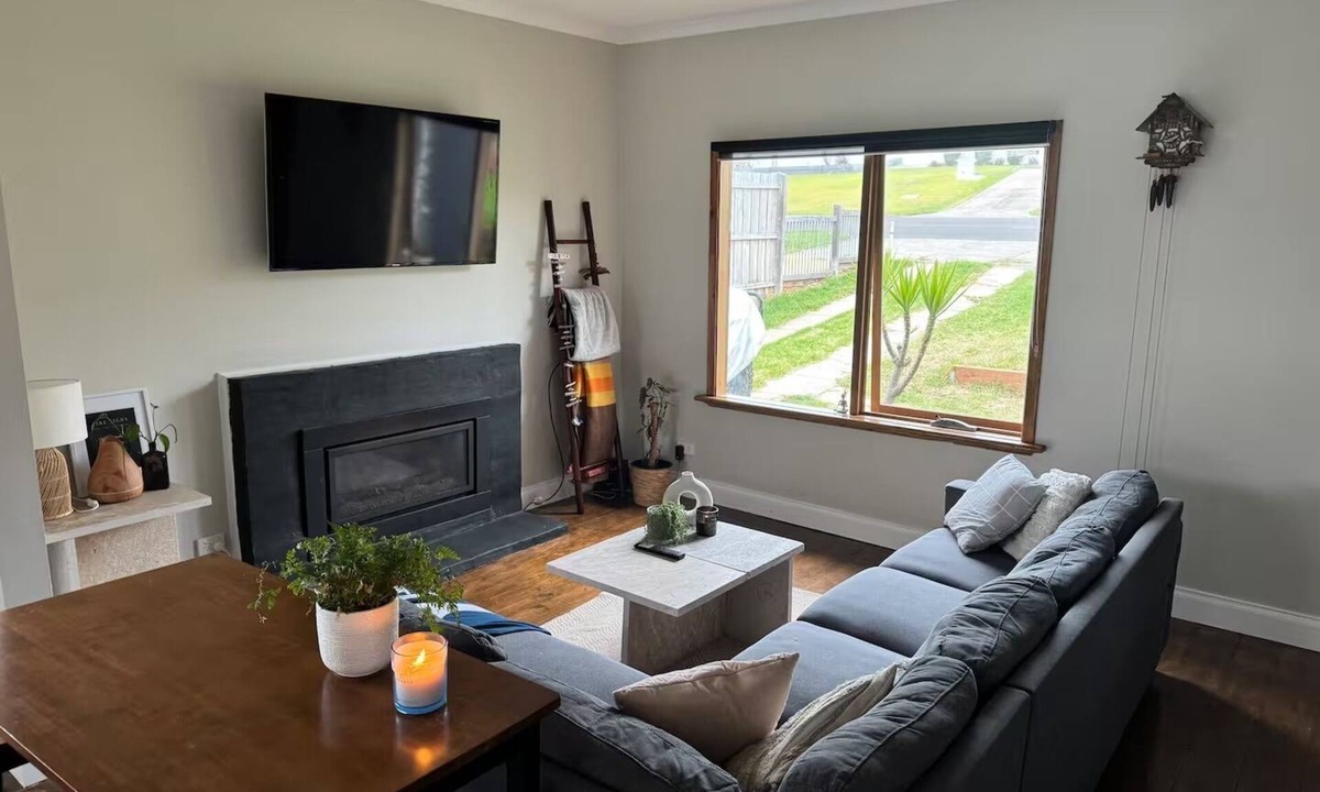 Warrnambool House | Light open plan family home - 600m from beach, huge backyard