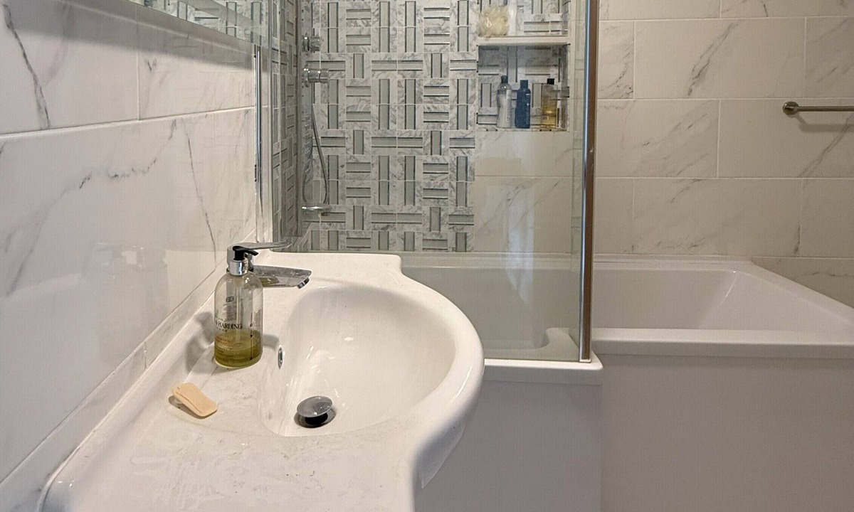 Dovercourt Apartment | Lighthouse Lodge by the sea