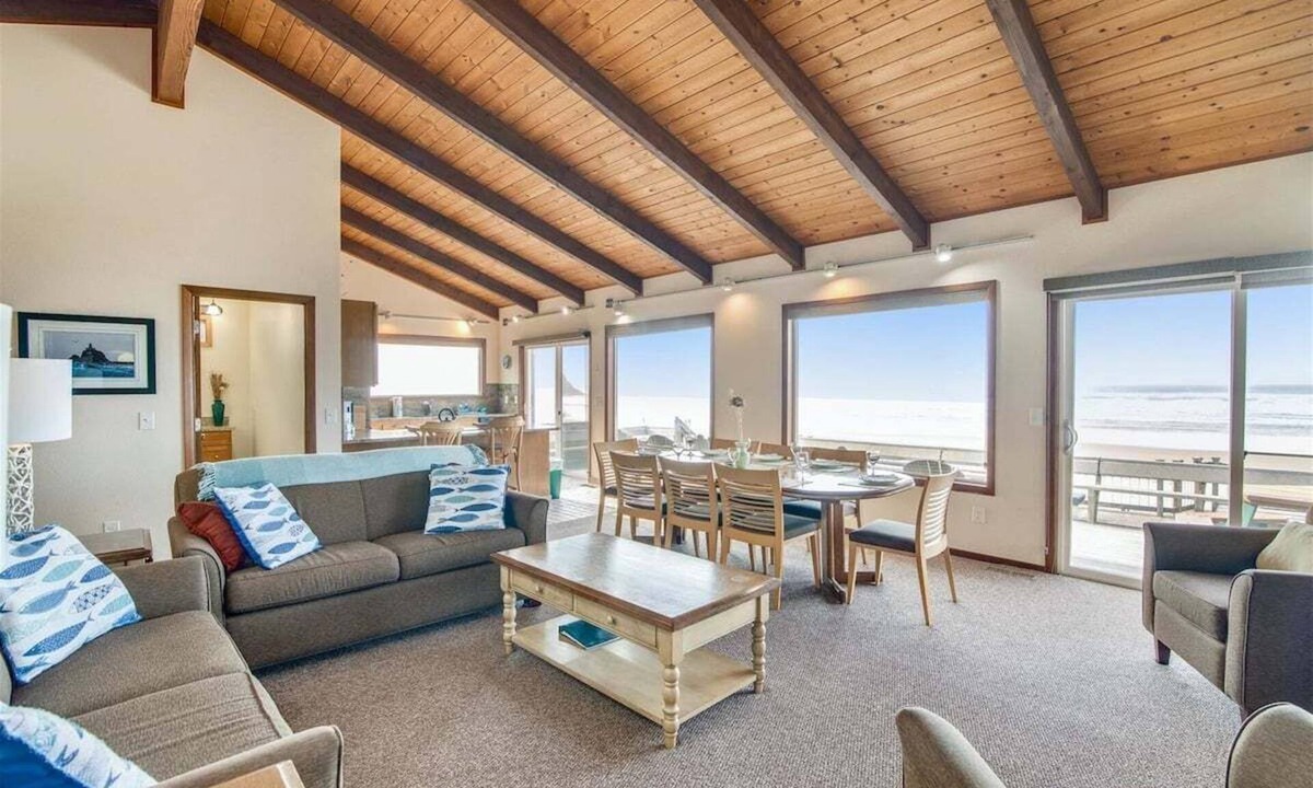 Downtown Cannon Beach House | Lighthouse - Oceanfront!